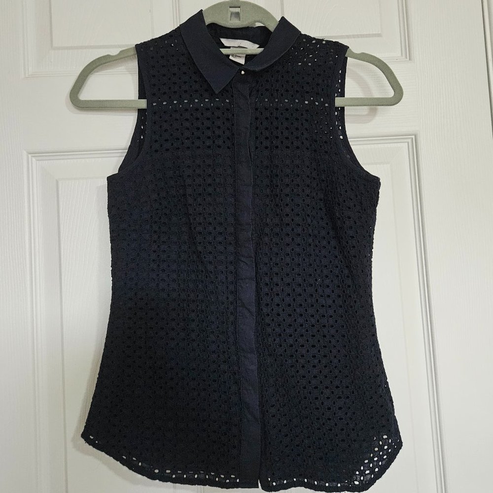 Eyelet lace collared sleeveless  button-down blouse